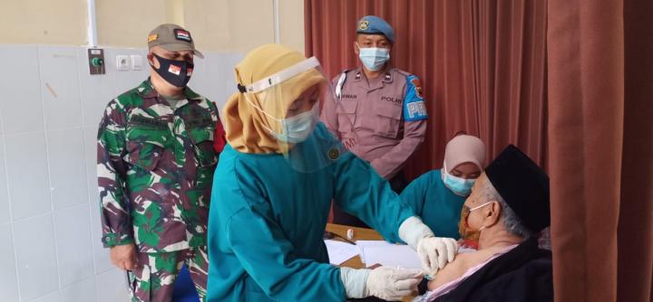 Babinsa Mengamankan Pelaksanaan Vaksin